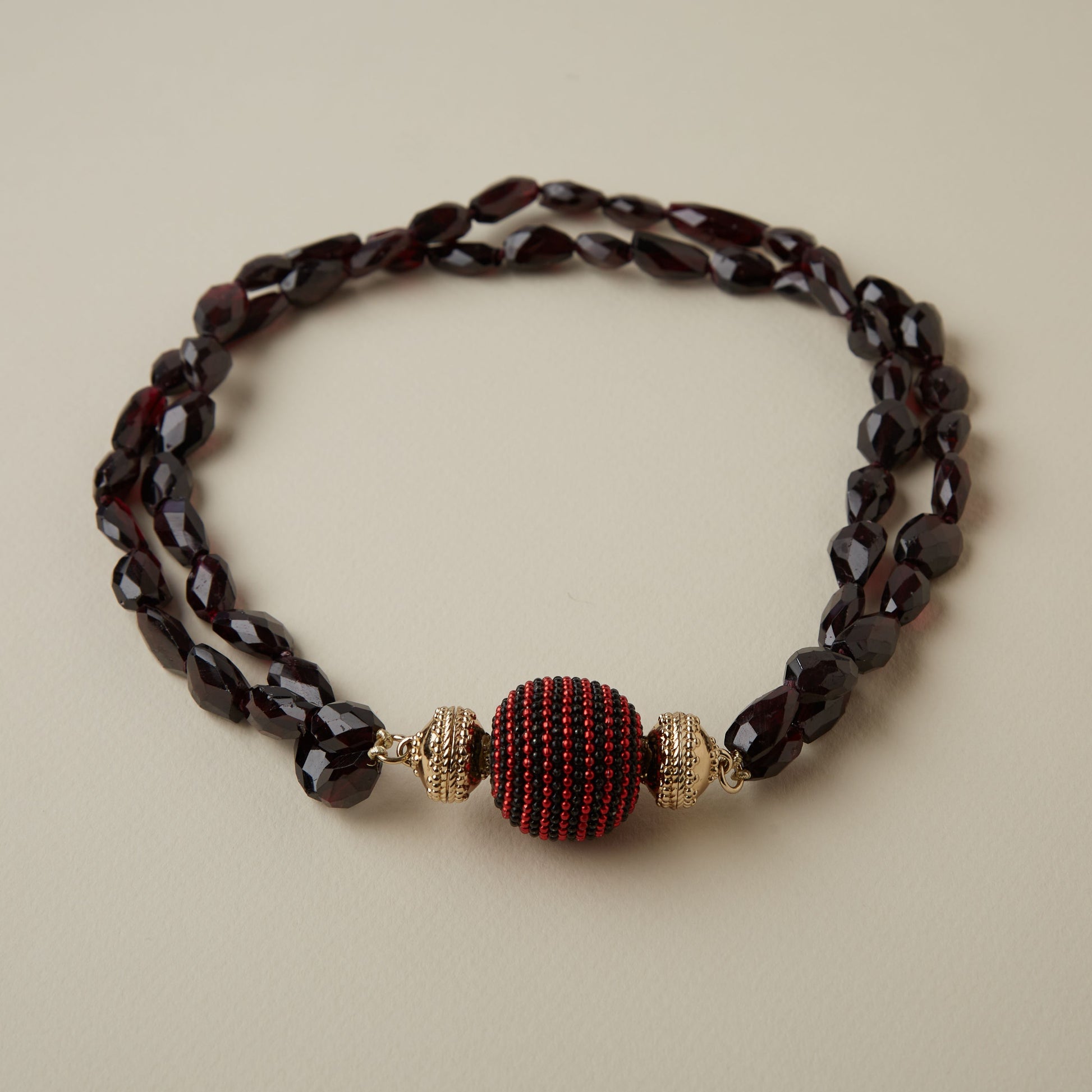 Caviar Glass 25mm Red & Black Centerpiece